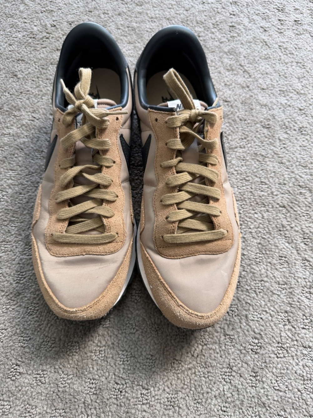 Nike Men's Tan and Black Athletic Sneakers